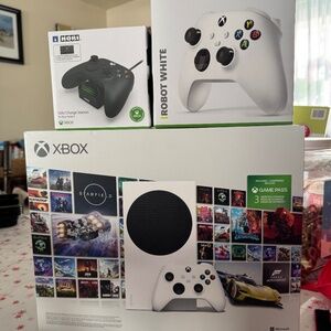 Xbox Series S 512 GN, 1 wireless controller and a charger for the controller